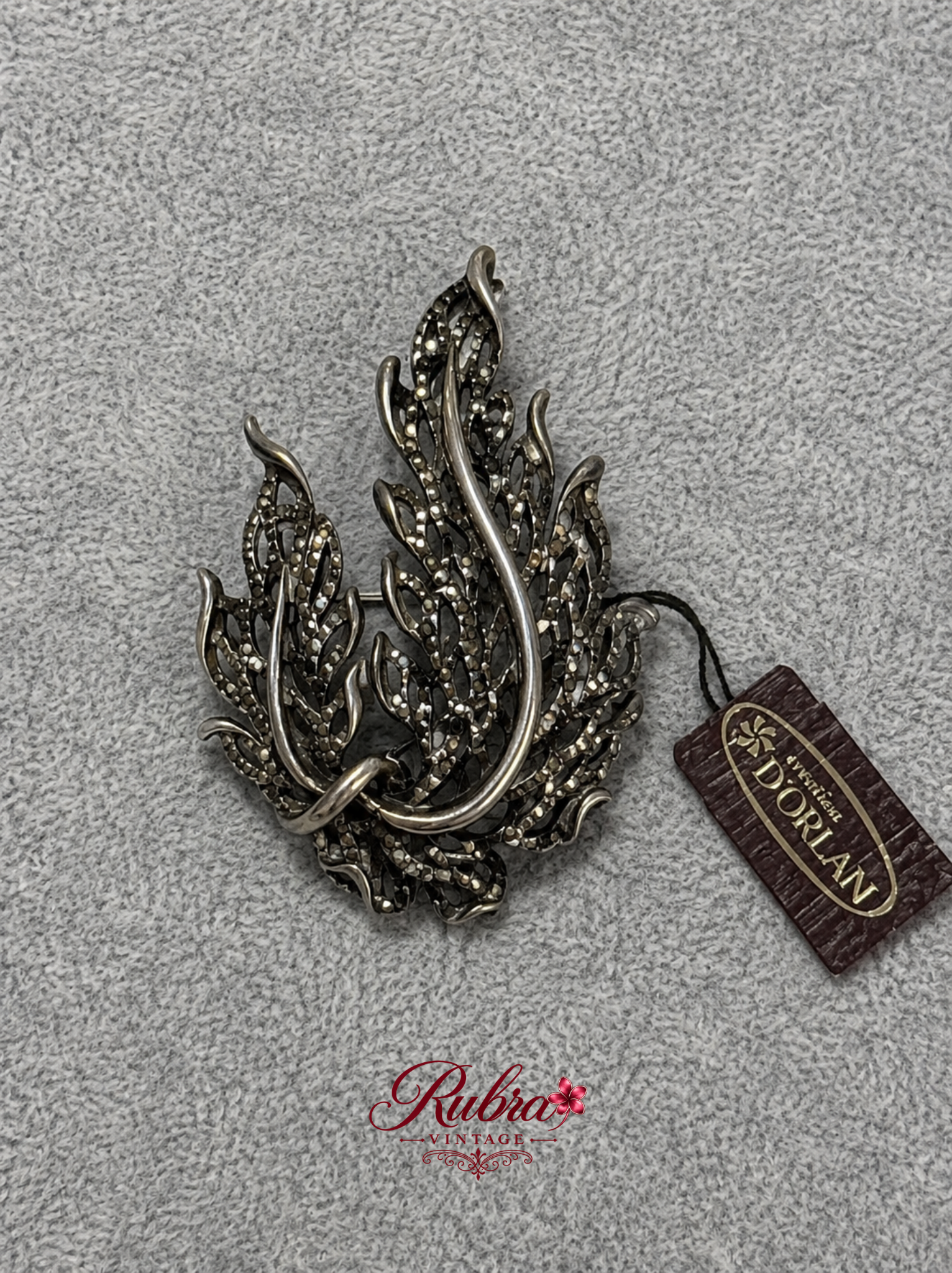 D011 Vintage Dorlan Silver-Tone Floral Leaf Brooch - Image 1