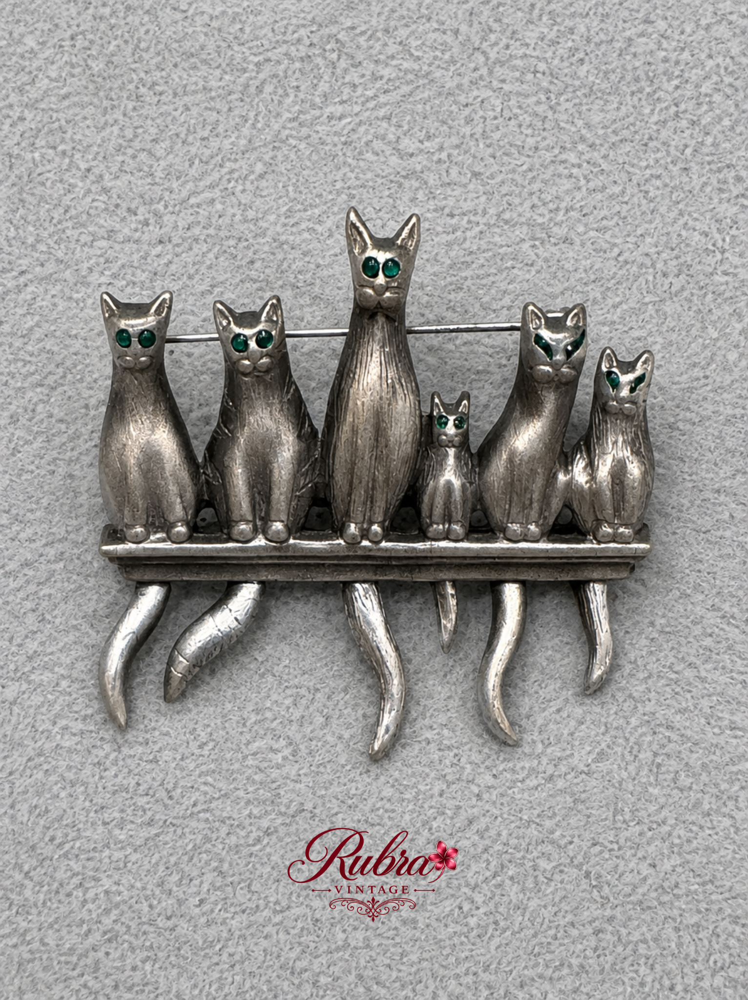 J02 Vintage Silver-Tone Cat Family Brooch with Green Eyes - Image 1