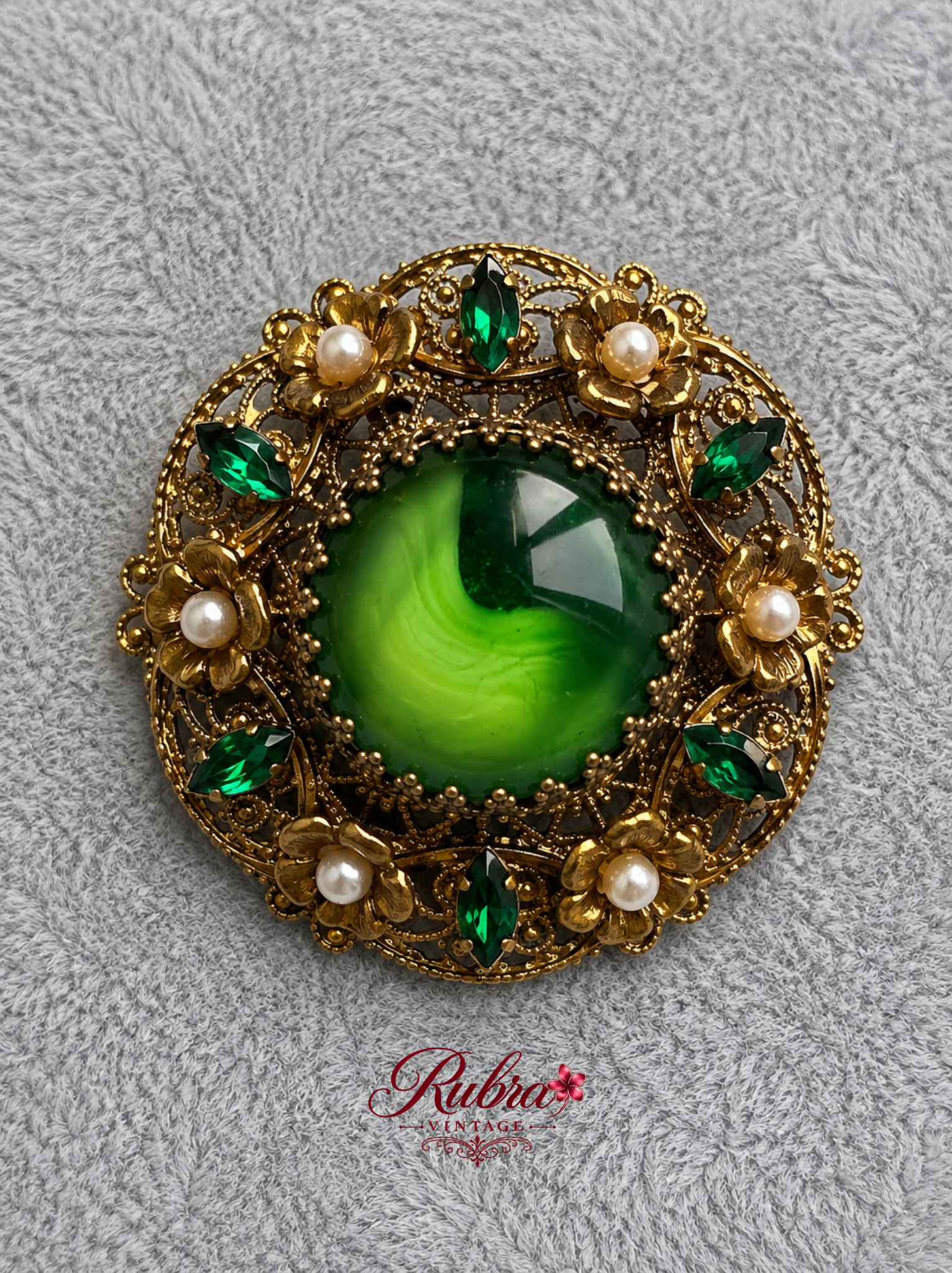 W028 Vintage Green Cabochon Floral Filigree Brooch - Image 1